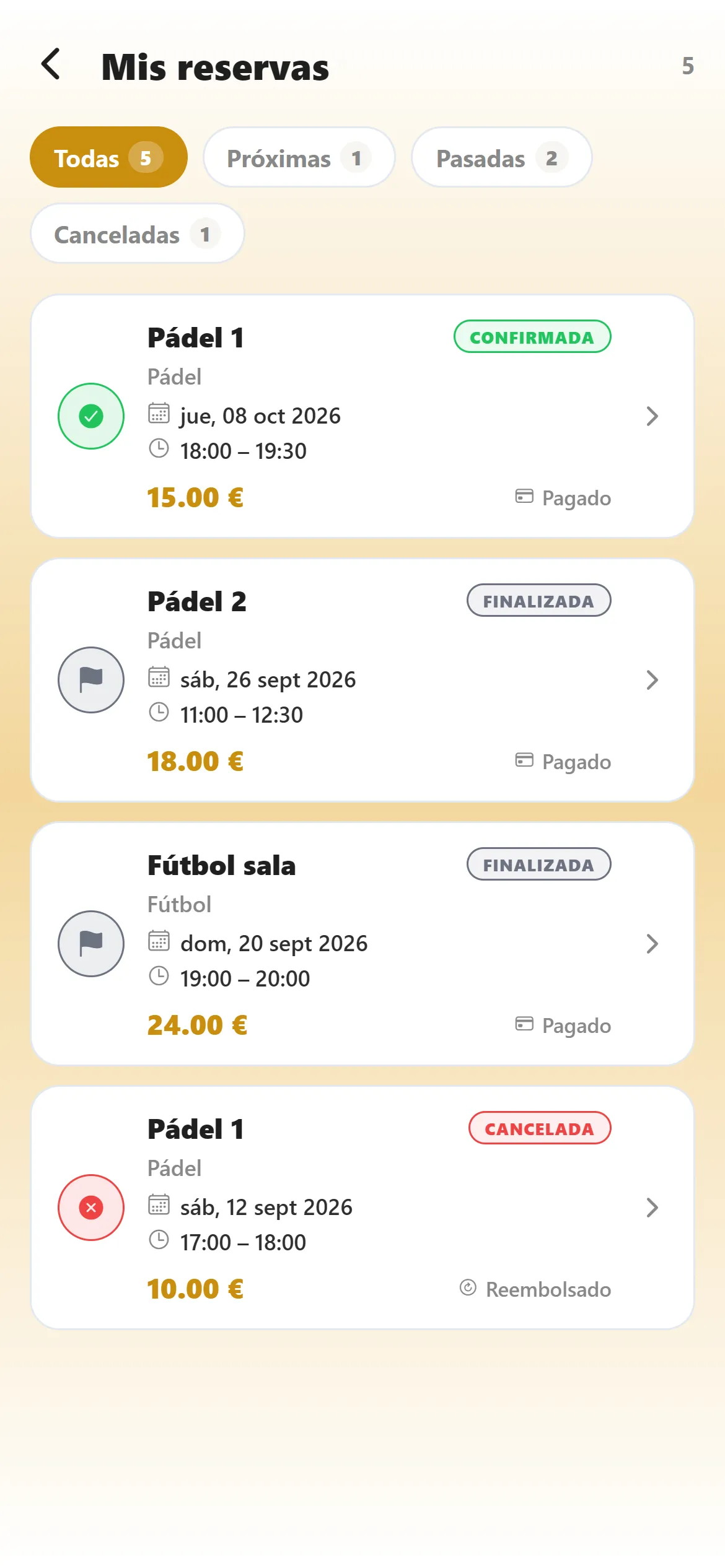 Historial de reservas con filtros por próximas, pasadas y canceladas; cada reserva muestra su estado, horario, importe y estado del pago.