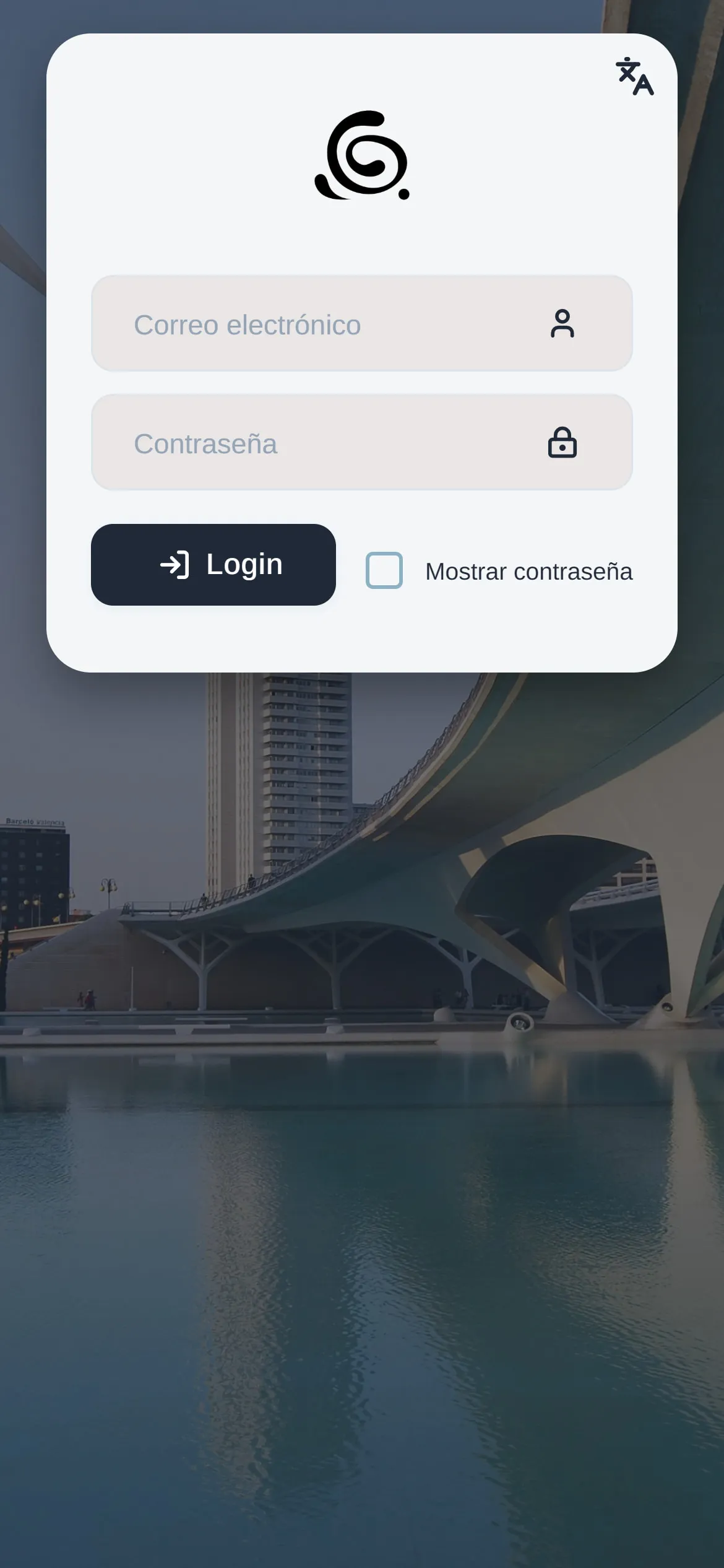 Pantalla de acceso del CRM en móvil: logotipo de Designo Studio y formulario de correo y contraseña, vacío.