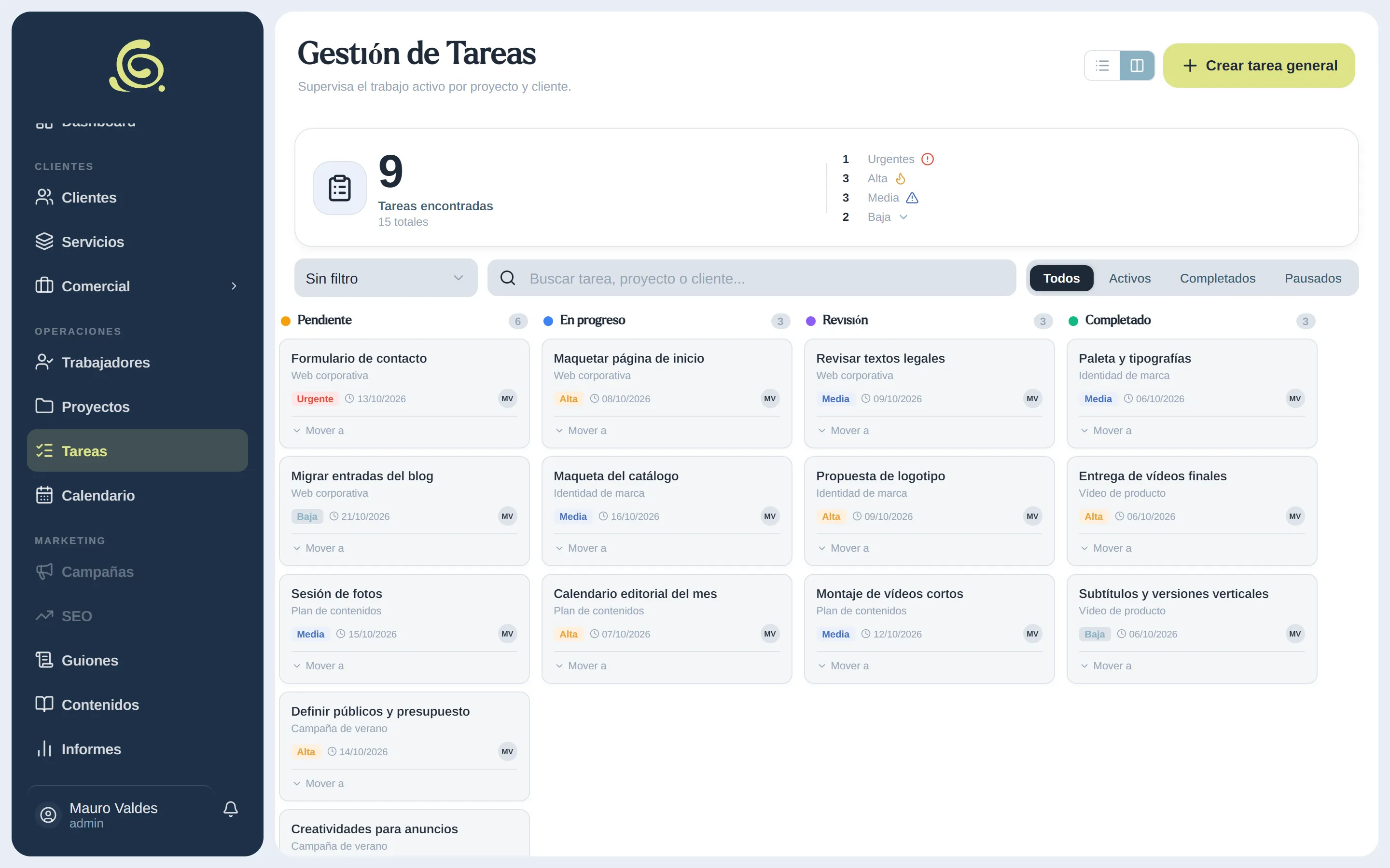 Tablero Kanban de tareas con las columnas pendiente, en progreso, revisión y completado; cada tarjeta muestra proyecto, prioridad y fecha límite.